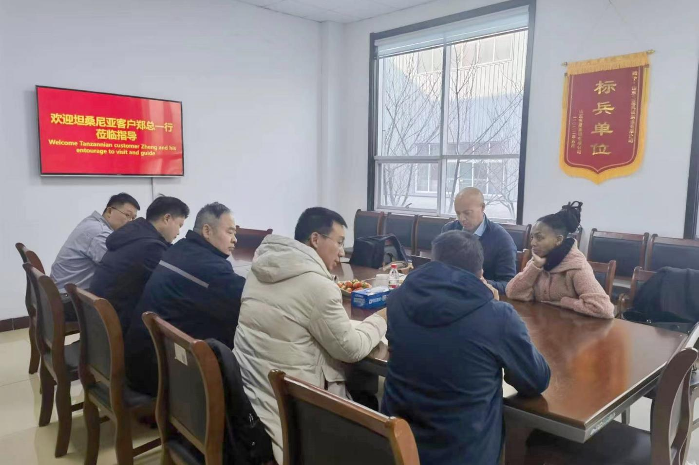 坦桑尼亞客人來山東三星集團(tuán)機械公司考察