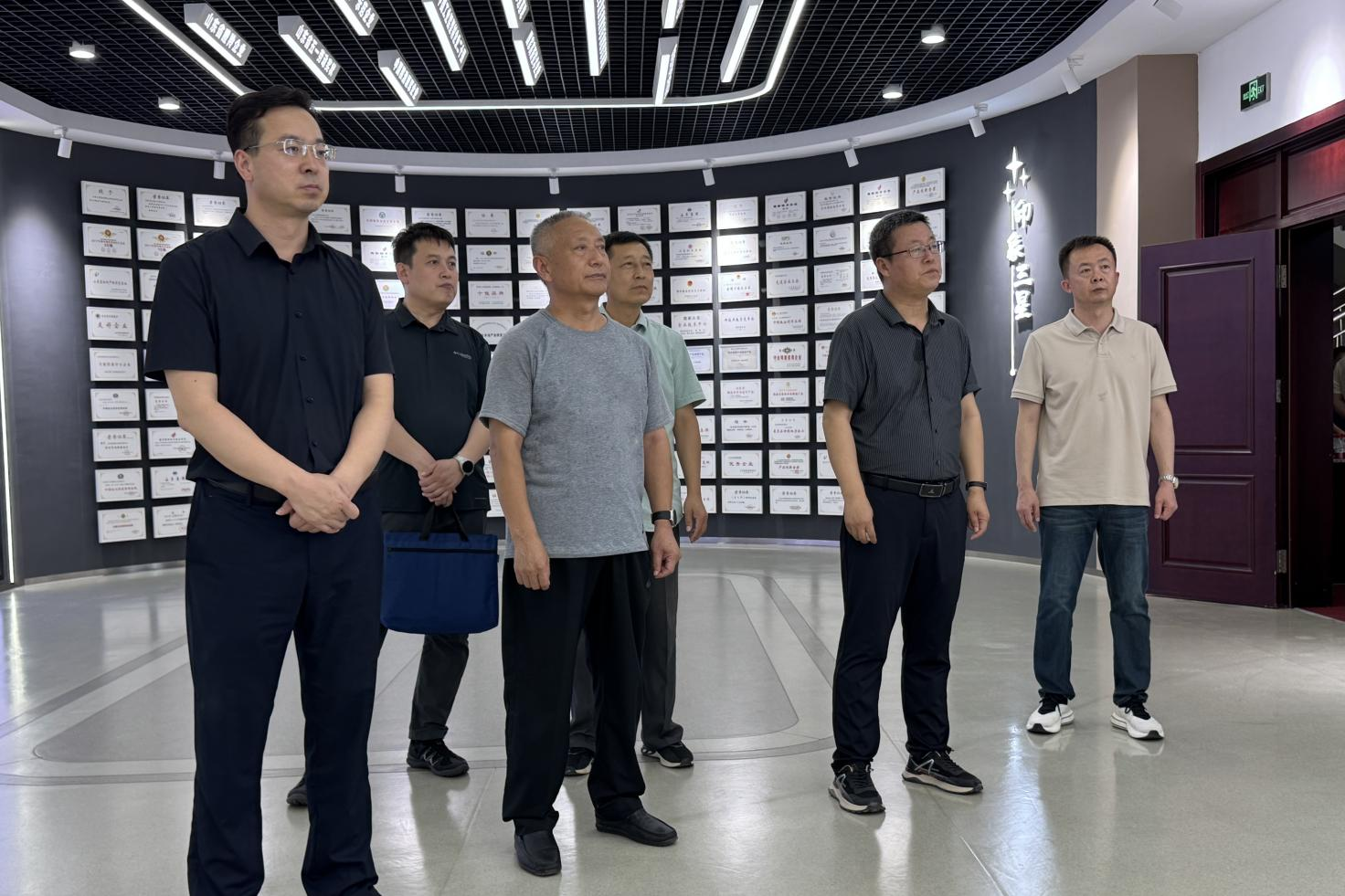 通遼市科爾沁區(qū)委副書記、政府區(qū)長金樹國來山東三星集團(tuán)考察