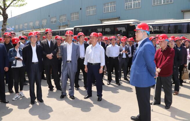 2018“走進山東特色產(chǎn)業(yè)鎮(zhèn)”啟動儀式與會嘉賓、媒體采訪團來三星集團參觀考察